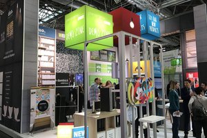 Moderne Messestandkonstruktion mit lebhafter Geschäftsinteraktion