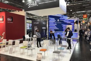 Moderne Messestandgestaltung mit beleuchteten Displays und Besuchern