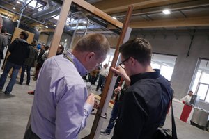 Fachleute begutachten Messestand-Komponenten