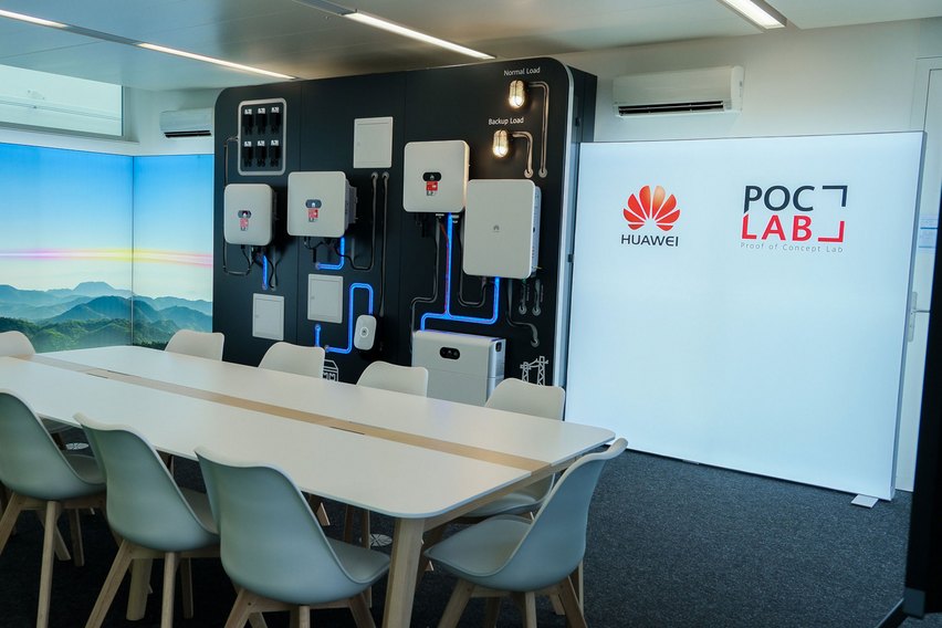 Ein Besprechungsraum mit Technologie-Präsentation und Branding.