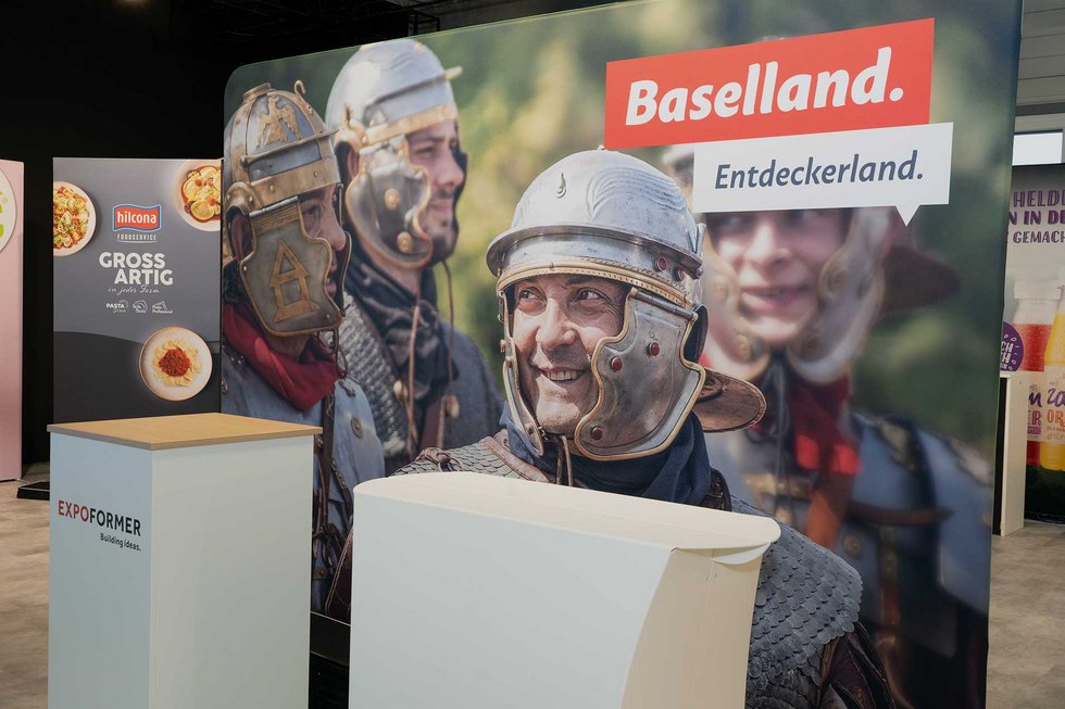 Ein Stand mit Werbeargentur und Abbildung von Männern in historischen Rüstungen.