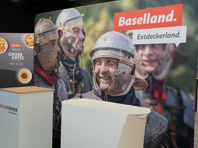 Ein Stand mit Werbeargentur und Abbildung von Männern in historischen Rüstungen.