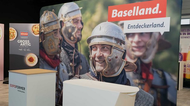 Ein Stand mit Werbeargentur und Abbildung von Männern in historischen Rüstungen.