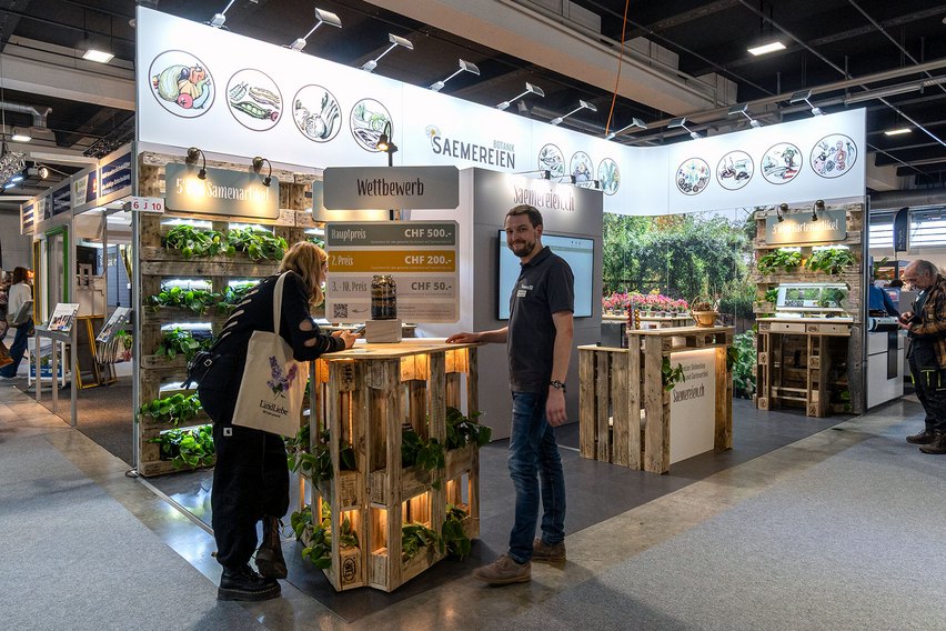 Dieser dekorative Messetand war an der Giardina 2025 der Hingucker. Unkonventioneller Auftritt mit viel Liebe zum Detail