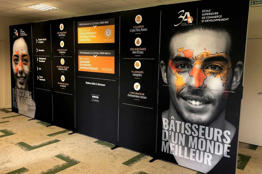 Ein grosses Display mit einem Gesicht und Informationen über Bildungsprogramme.