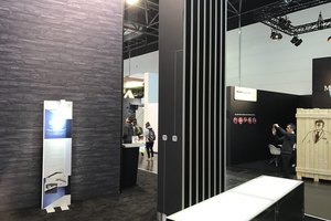 Messestand mit modernen Werbedisplays und Besuchern