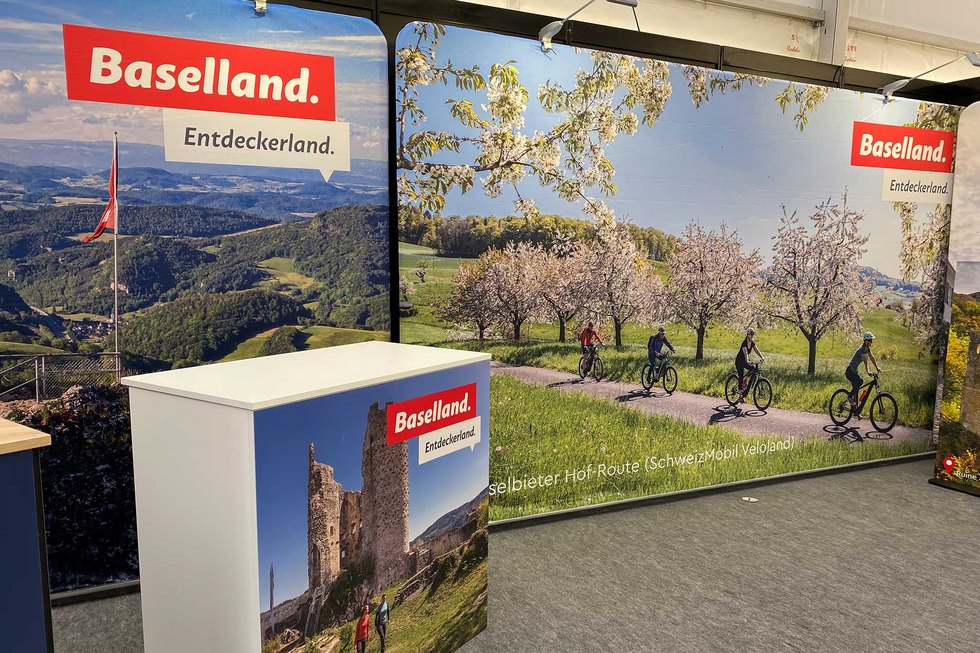 Baselregion-Werbung mit Radfahrern und Landschaft.