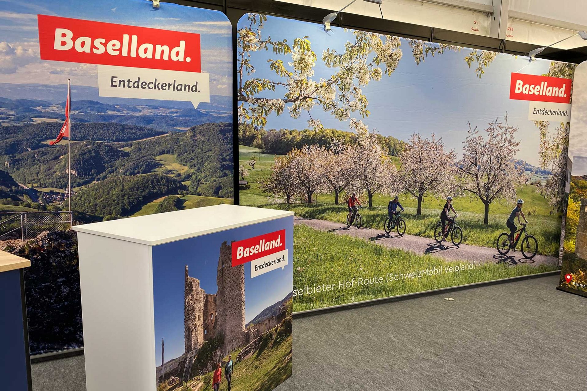 Baselregion-Werbung mit Radfahrern und Landschaft.