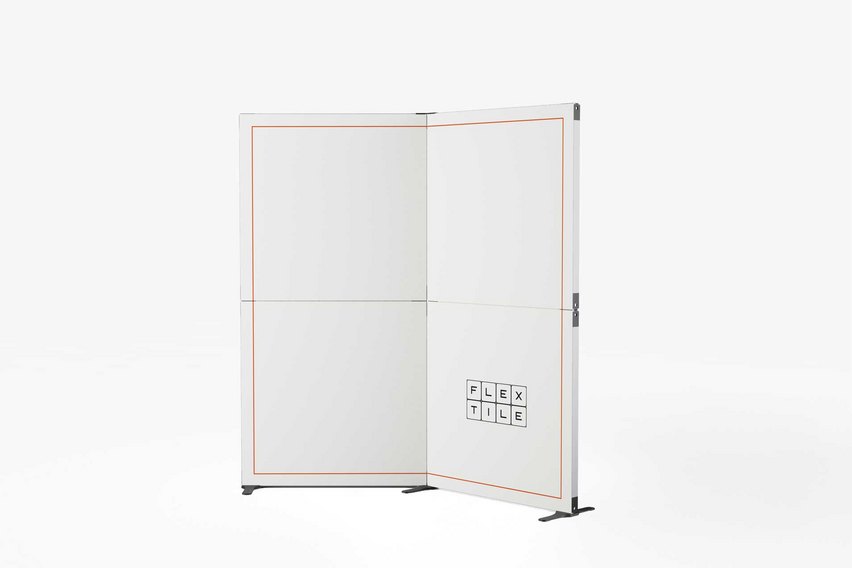 Ein faltbarer Messestand mit einem weissen Design und einer grafischen Darstellung.