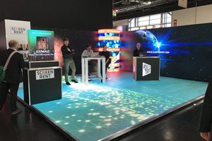 Moderne Messestand mit dynamischen LED-Displays und interaktiven Präsentationsbereichen