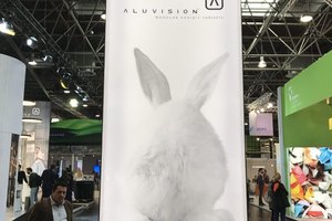 Grosses Werbebanner mit Kaninchenmotiv auf einer Messe