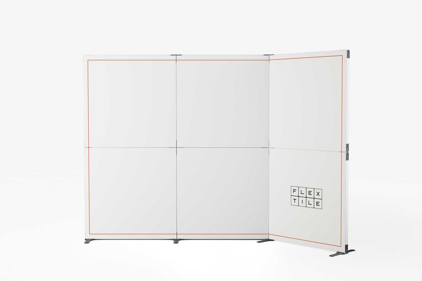 Ein faltbarer Messe-Stand mit modularen Paneelen.