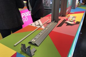 Messestand-Komponenten auf buntem Boden