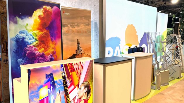 Messe-Displays und Infostände in verschiedenen Designs sind angeordnet.