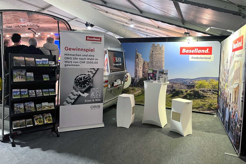 Ein Messestand mit Informationsmaterial und einem Gewinnspiel.