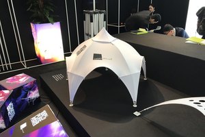 Moderne Messeausstattung mit illuminierten Displays