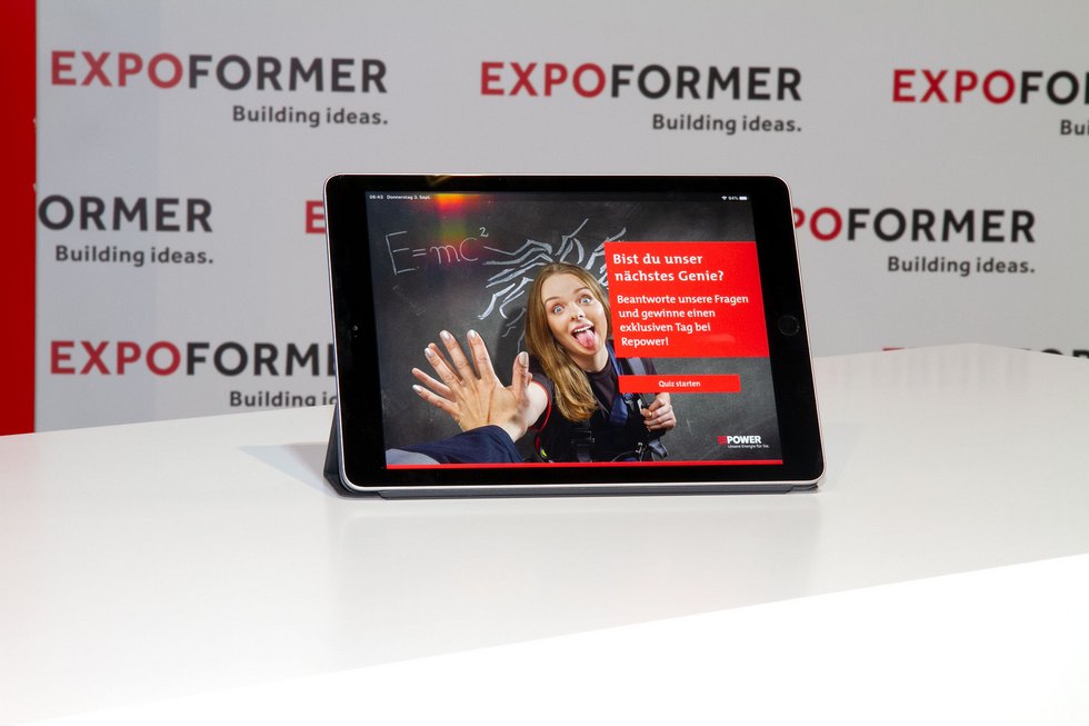 Engagierendes Quiz-Display Interaktives Messe-Display mit Quiz-Werbung