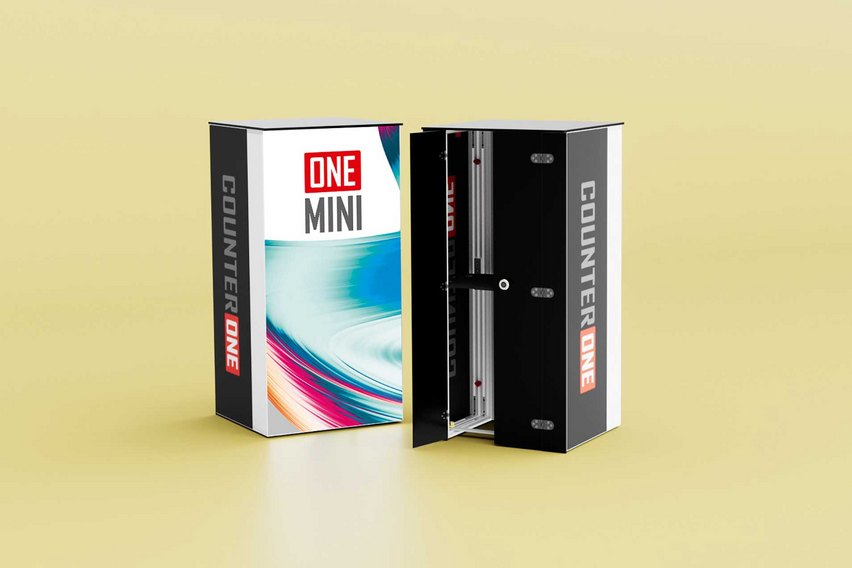 Ein Verkaufsstand steht geöffnet auf gelbem Hintergrund.