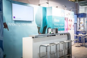 Professionell gestalteter Messestand mit Grafik-Displays und Informationsdesk