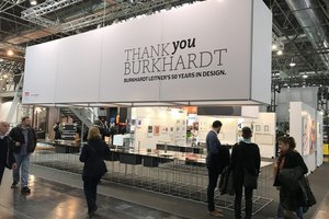 Grosser Messestand mit einer Danksagung und Firmenhinweis