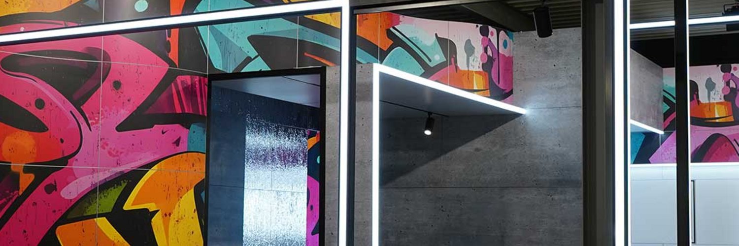 Eine kreative Innenarchitektur mit Graffiti und modernem Design.