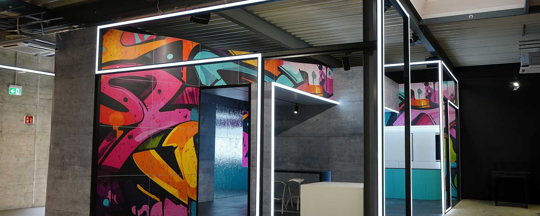 Eine kreative Innenarchitektur mit Graffiti und modernem Design.