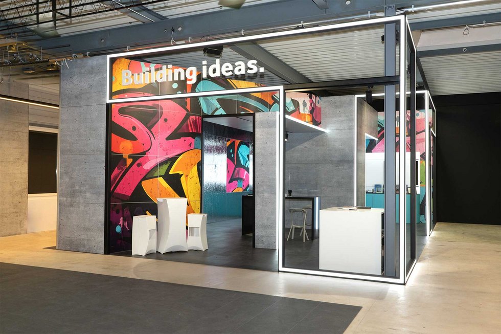 Ein modern gestalteter Raum mit bunten Wänden und verschiedenen Bereichen.