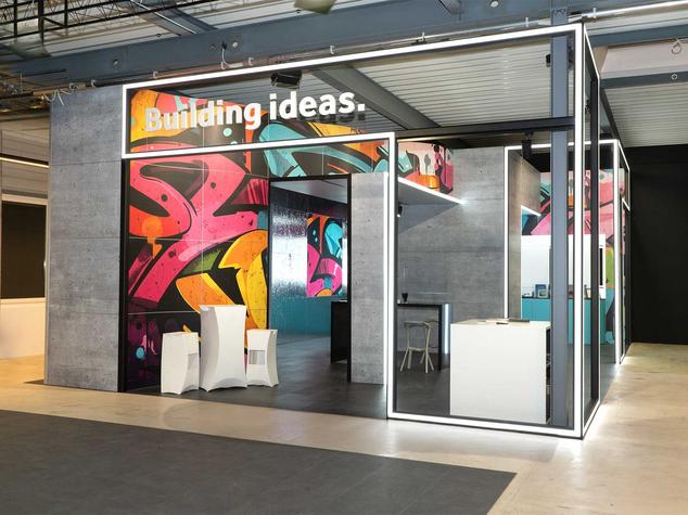 Ein modern gestalteter Raum mit bunten Wänden und verschiedenen Bereichen.