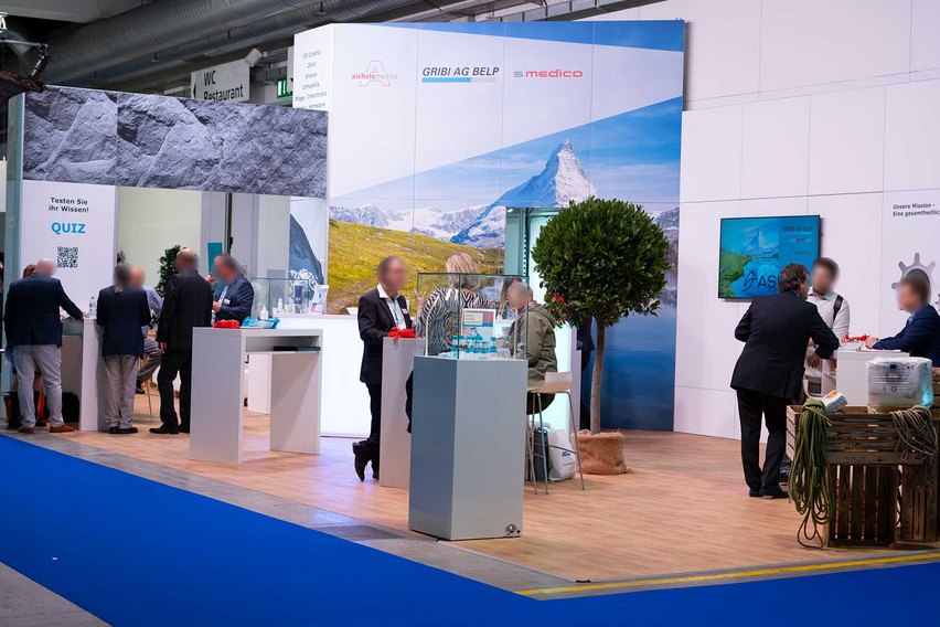 Wirkung von weither. Mit der 5 Meter Bauhöhe kommuniziert der Messestand über alle Köpfe hinweg