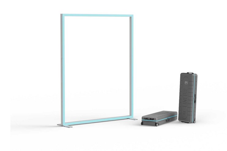 Ein Rahmen steht neben zwei gepackten Taschen.