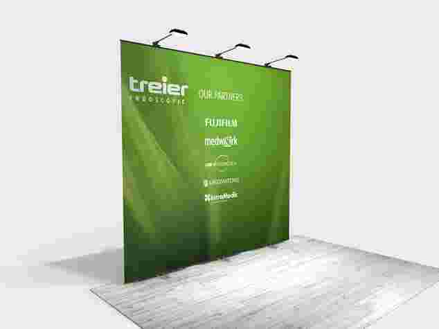 Professioneller Messestand mit Markenlogos