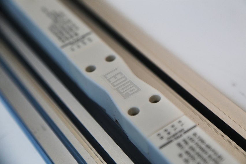 Keine lästigen Trafos mehr die im Gang herumliegen. Die Transformatoren sind fix im Rahmen eingebaut