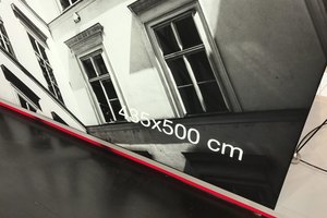 Detailansicht eines Popup-Banners mit Gebäudefoto und Massangabe