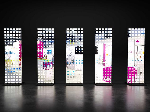 Fünf aufgestellte, bedruckte Messebanner im Ausstellungsraum