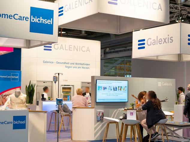 Der offene Inselstand an der IFAS 2022 besticht mit einer sehr guten Signalisation der einzelnen Firmen der Galexis Gruppe. Von weitem werden die Hanging-Signs wahrgenommen