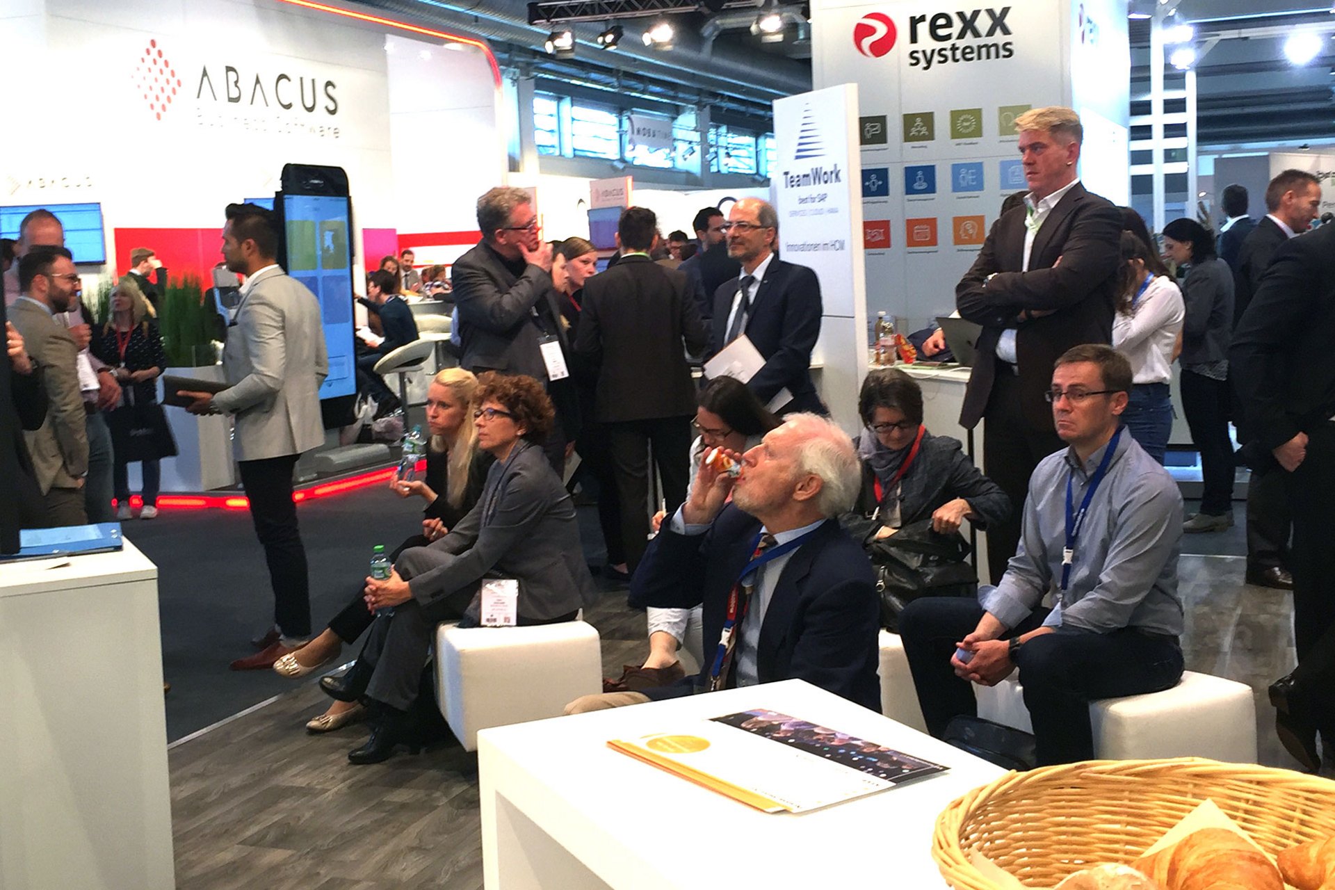 Geschäftiges Messegeschehen mit Ausstellern und Besuchern