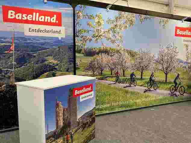 Messestand an der AMA mit schönen Landschaften und einladender Atmosphäre