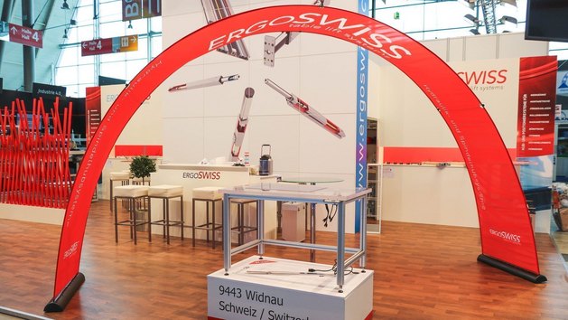 Professioneller Messestand mit gewölbtem Banner