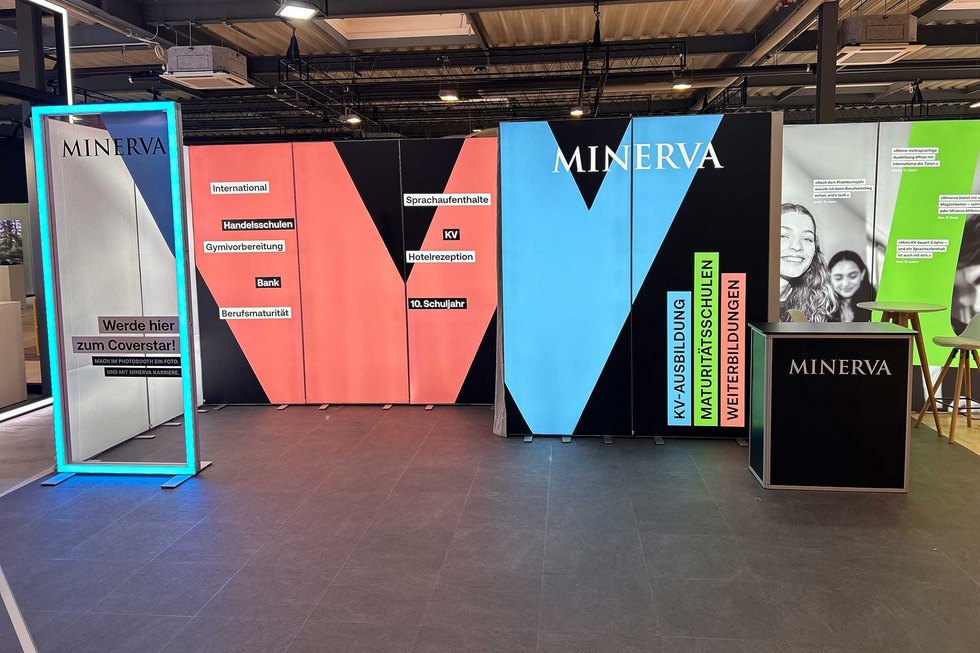 Kunststoffstand von Minerva mit Informationen zu Ausbildungen und Fortbildungen.
