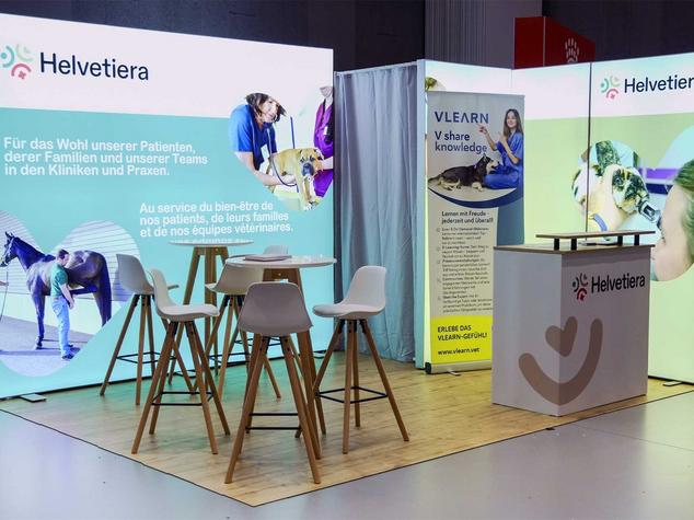 Ein Messestand mit Informationen zu veterinärmedizinischen Dienstleistungen und Schulungsangeboten.