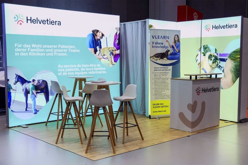Ein Messestand mit Informationen zu veterinärmedizinischen Dienstleistungen und Schulungsangeboten.
