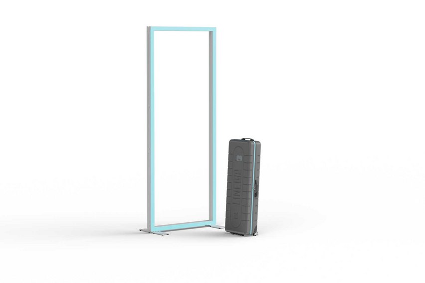 Ein Rahmen steht neben einem Koffer.