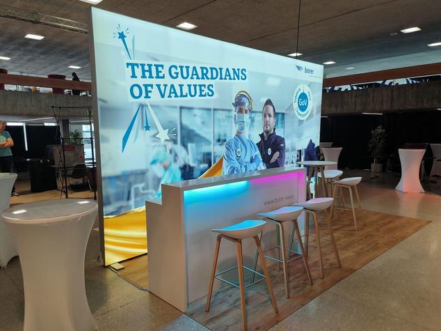 Alle Grössen unserer populären Leuchtwand gibt es in Miete von 100 x 200 cm bis 500 x 300 cm