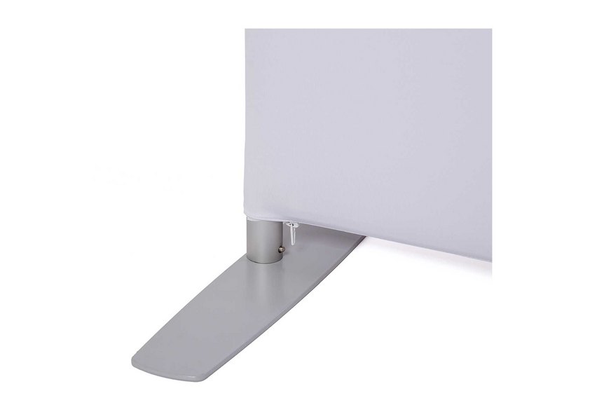 Ein grauer Fuss eines Möbelstücks mit einem weissen Bezug.