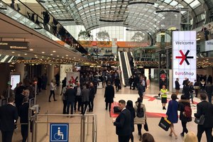 Lebhafte Messehalle mit Besuchern