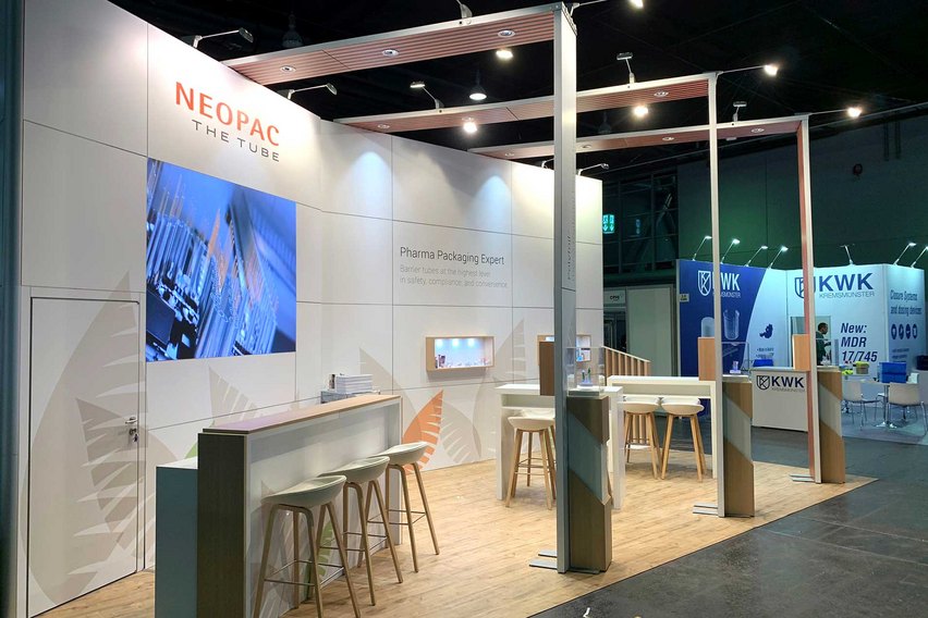 ein 200 cm breiter LED-Screen, eingebaut in die Messewand mit einer HD-Auflösung. Das begeistert Messebesucher sprichwörtlich von Weitem.