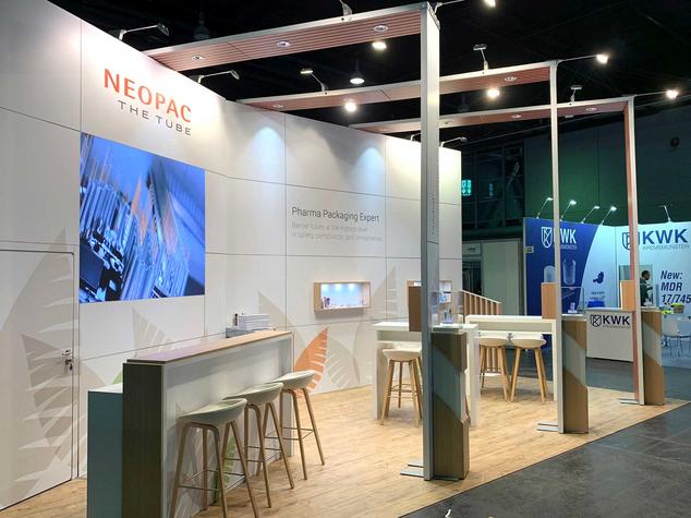 ein 200 cm breiter LED-Screen, eingebaut in die Messewand mit einer HD-Auflösung. Das begeistert Messebesucher sprichwörtlich von Weitem.