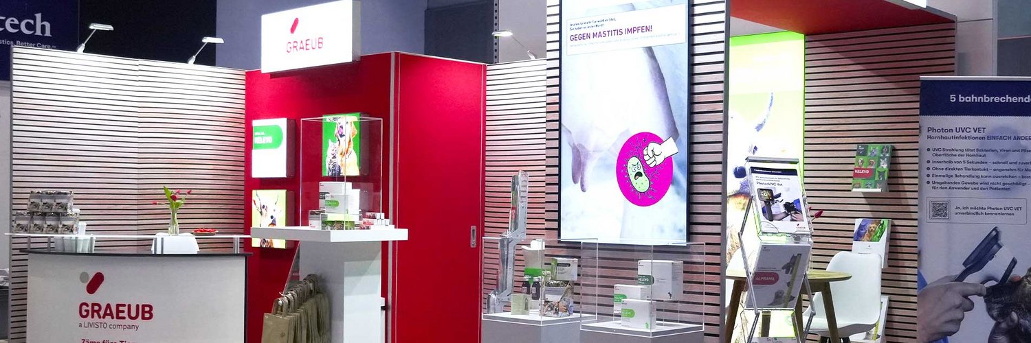 Ein Messestand mit Präsentationsflächen und Informationsmaterialien für Tierprodukte.