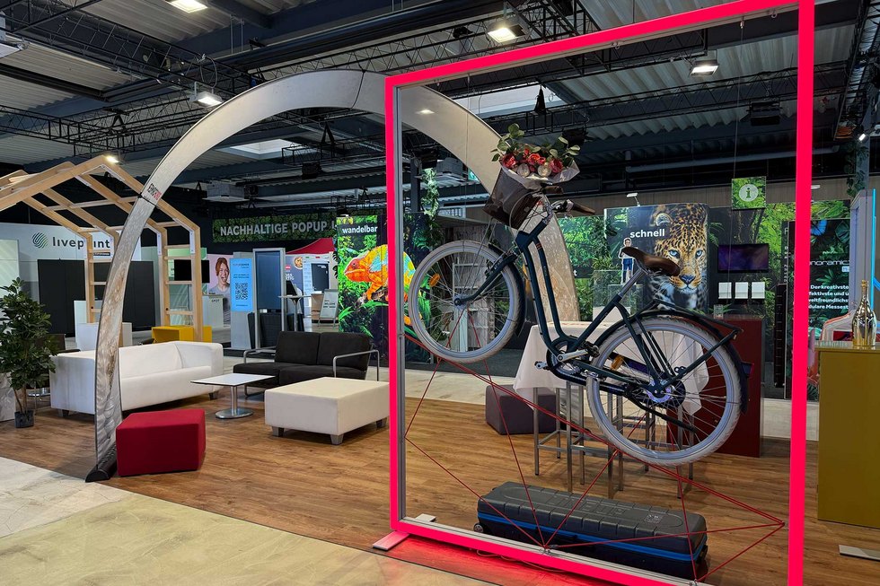 LINEup als Produkte Hi-Lighter Mit Dekorationskordeln befestigtes Fahrrad als Hingucker am Messerstand