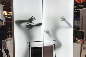 Interaktives Messe-Display mit Schattenhänden